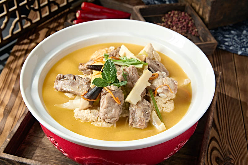 嫩豆腐鸡枞菌玉兰笋炖猪肋排