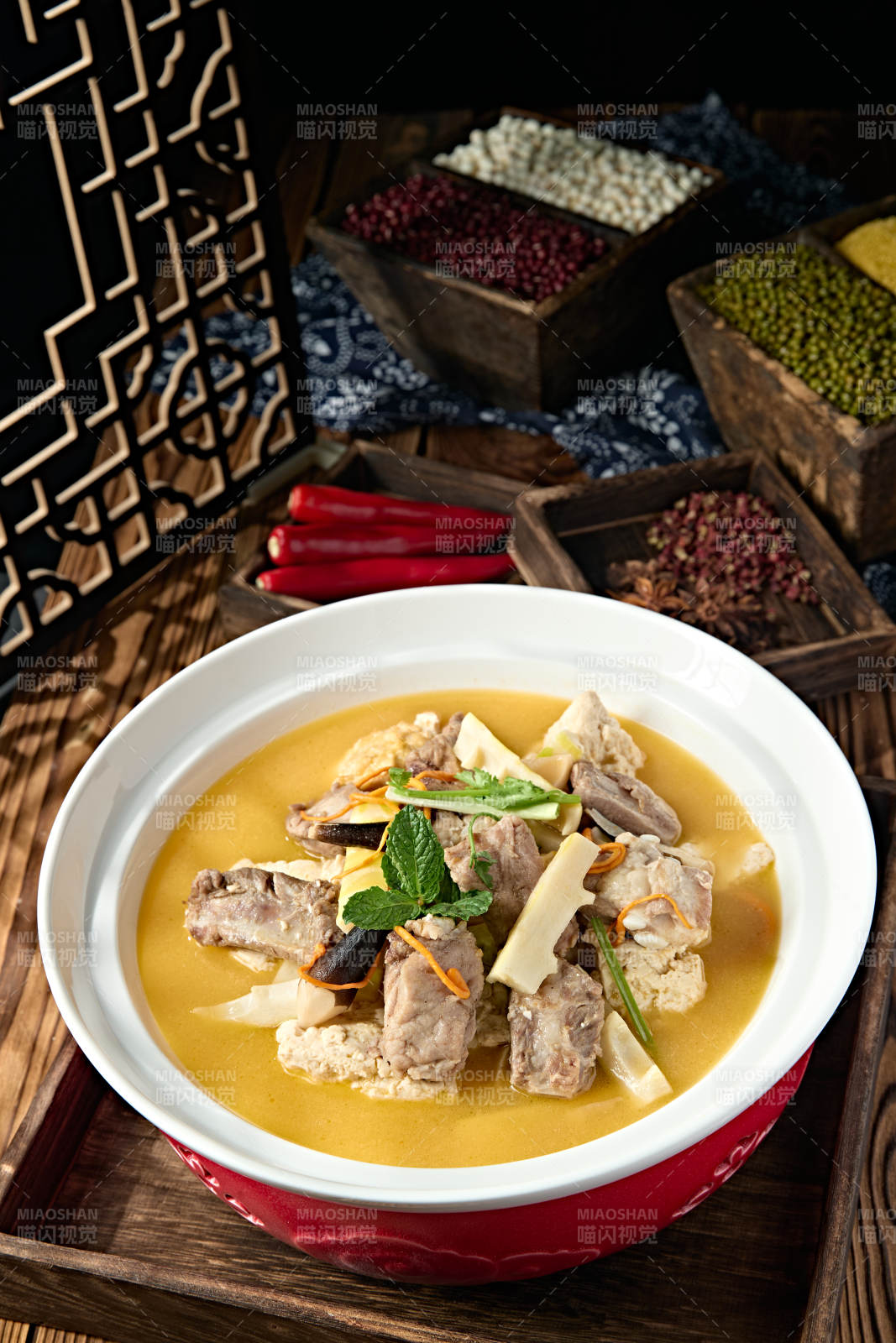 嫩豆腐雞樅菌玉蘭筍燉豬肋排