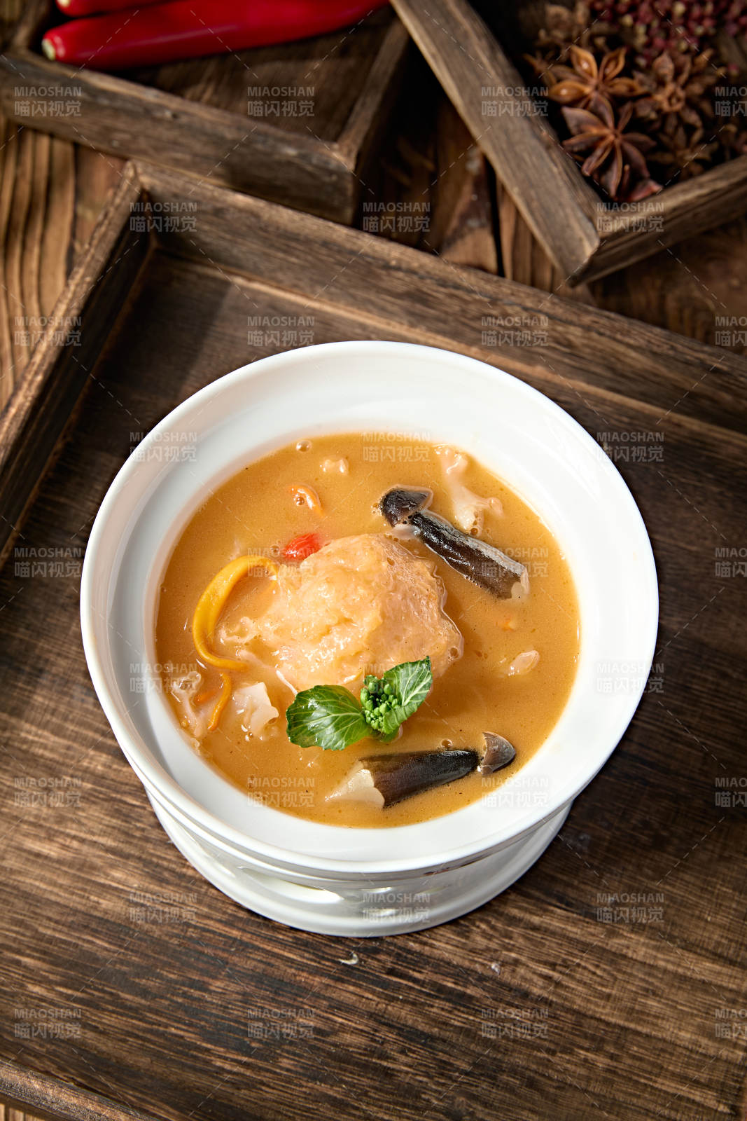 银耳鸡枞虫草花炖虾球