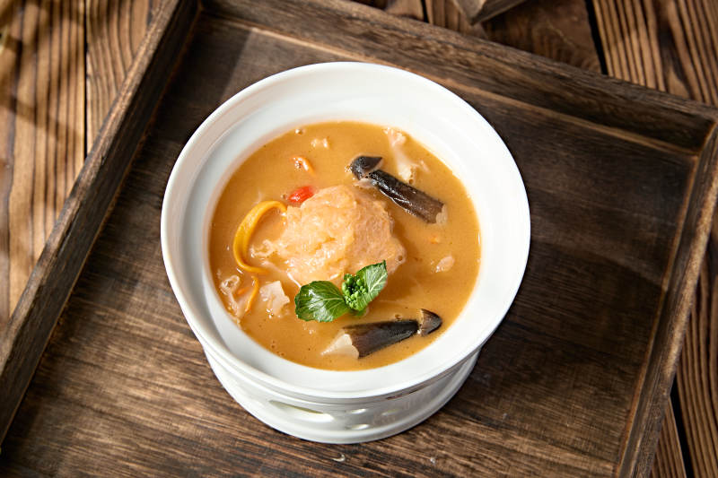 银耳鸡枞虫草花炖虾球