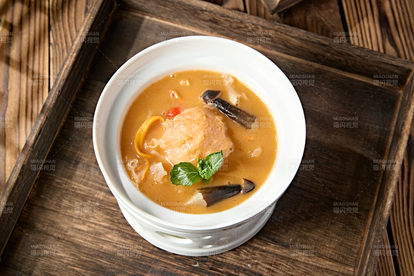 银耳鸡枞虫草花炖虾球