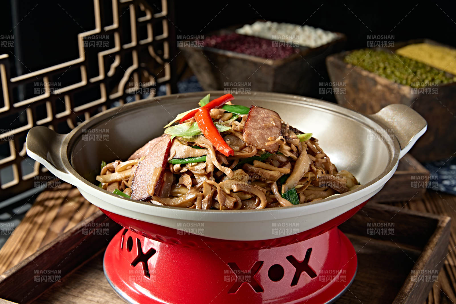 鍋仔山珍菌茶樹菇米椒爆臘肉