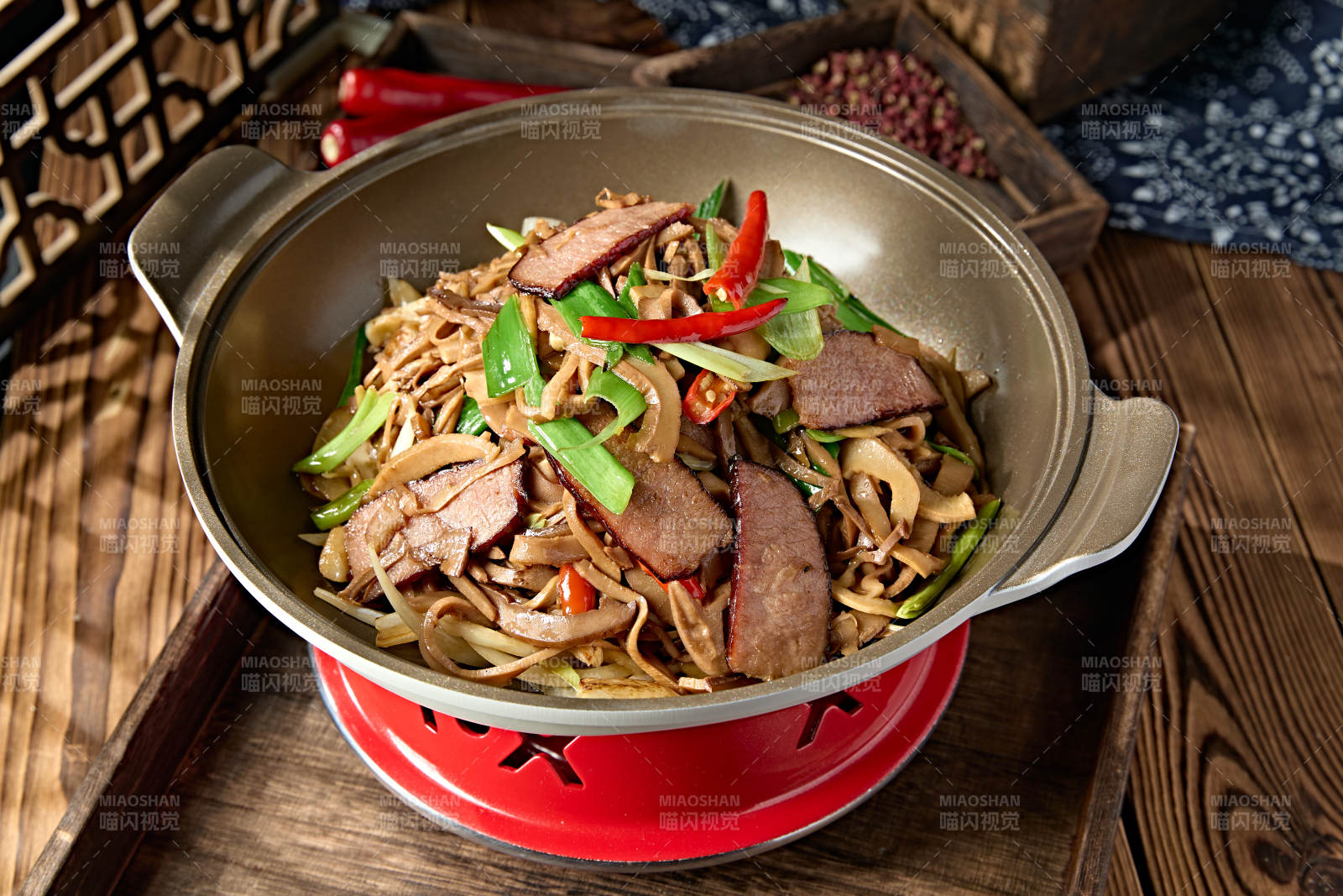 鍋仔山珍菌茶樹菇米椒爆臘肉