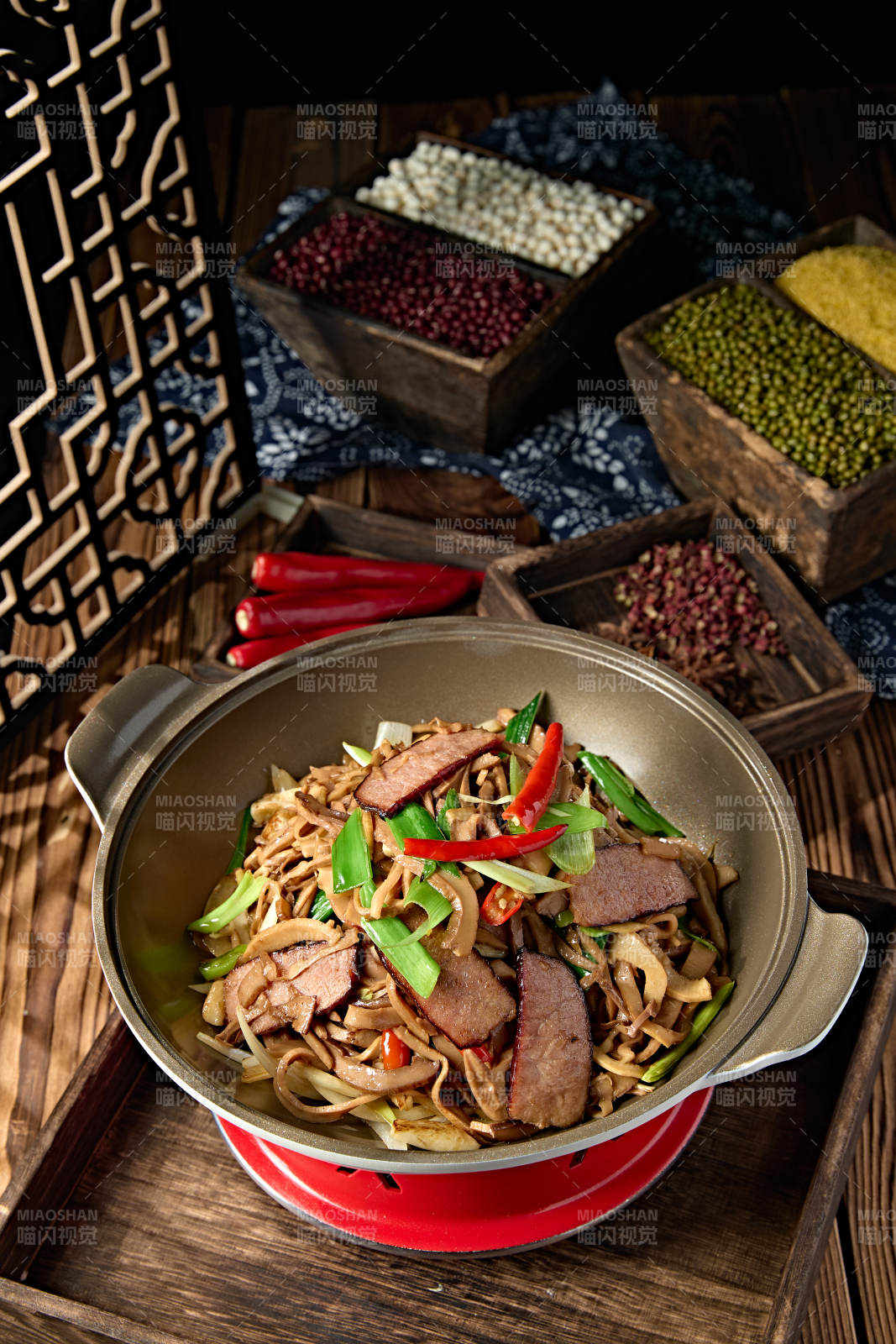 鍋仔山珍菌茶樹菇米椒爆臘肉