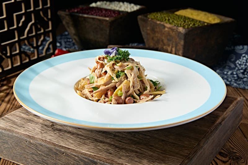 精美凉菜果仁椒麻香辣手撕口水鸡