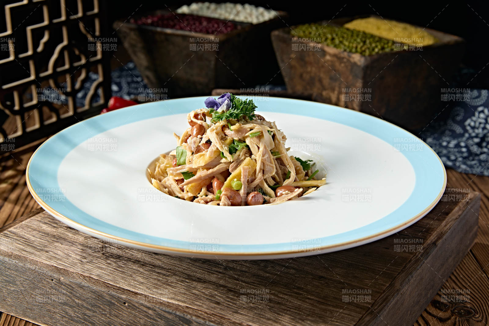 精美凉菜果仁椒麻香辣手撕口水鸡