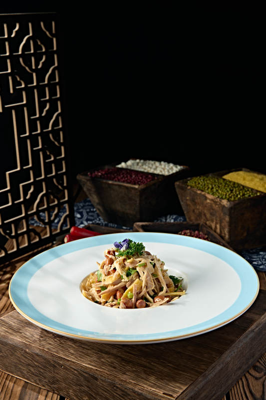 精美凉菜果仁椒麻香辣手撕口水鸡