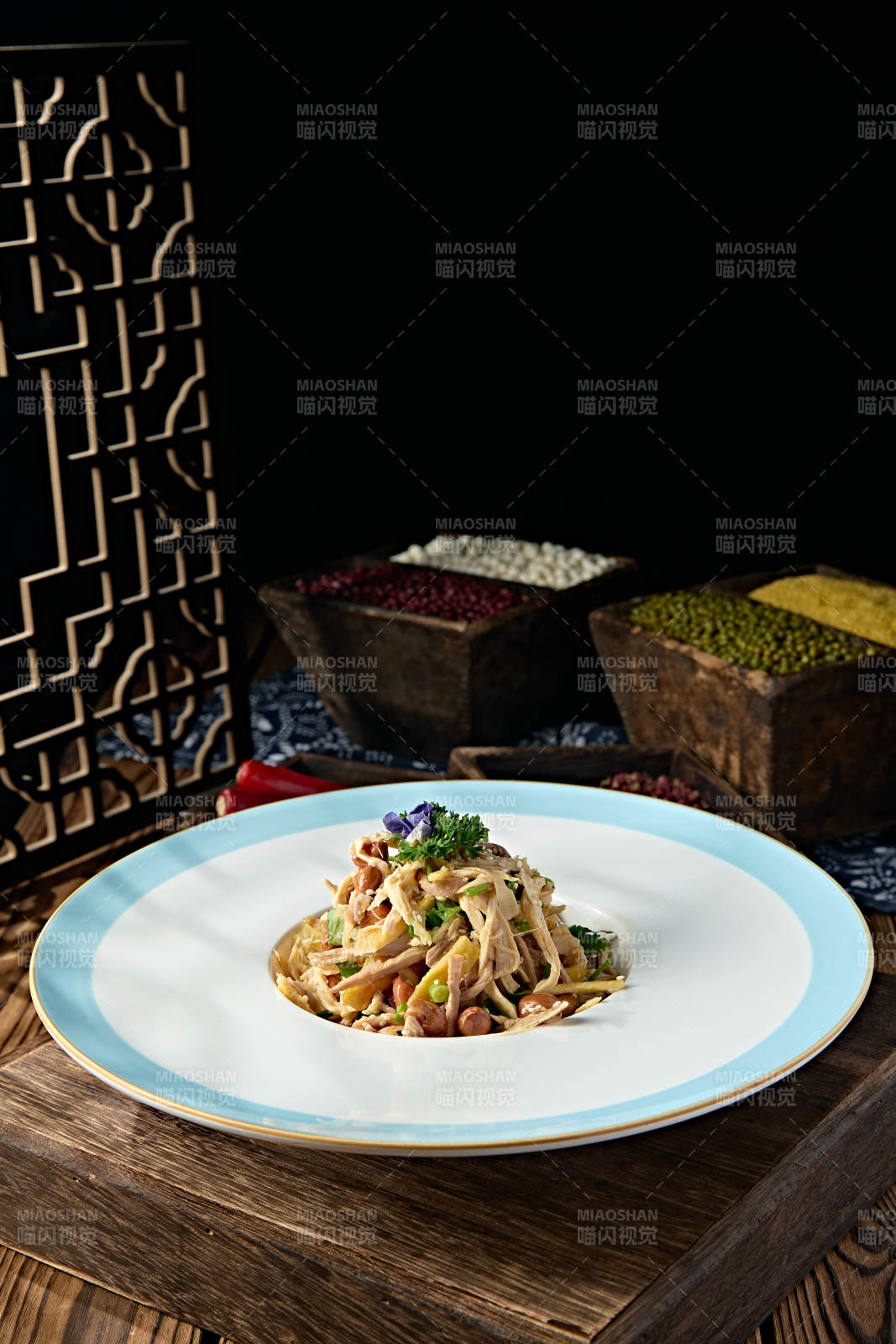 精美凉菜果仁椒麻香辣手撕口水鸡