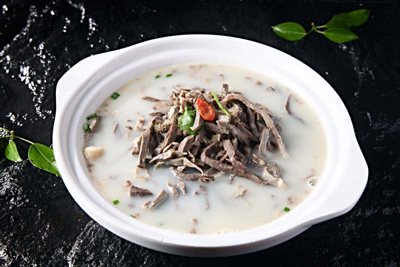 草原风味砂锅奶汤炖羊杂