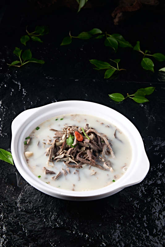 草原风味砂锅奶汤炖羊杂