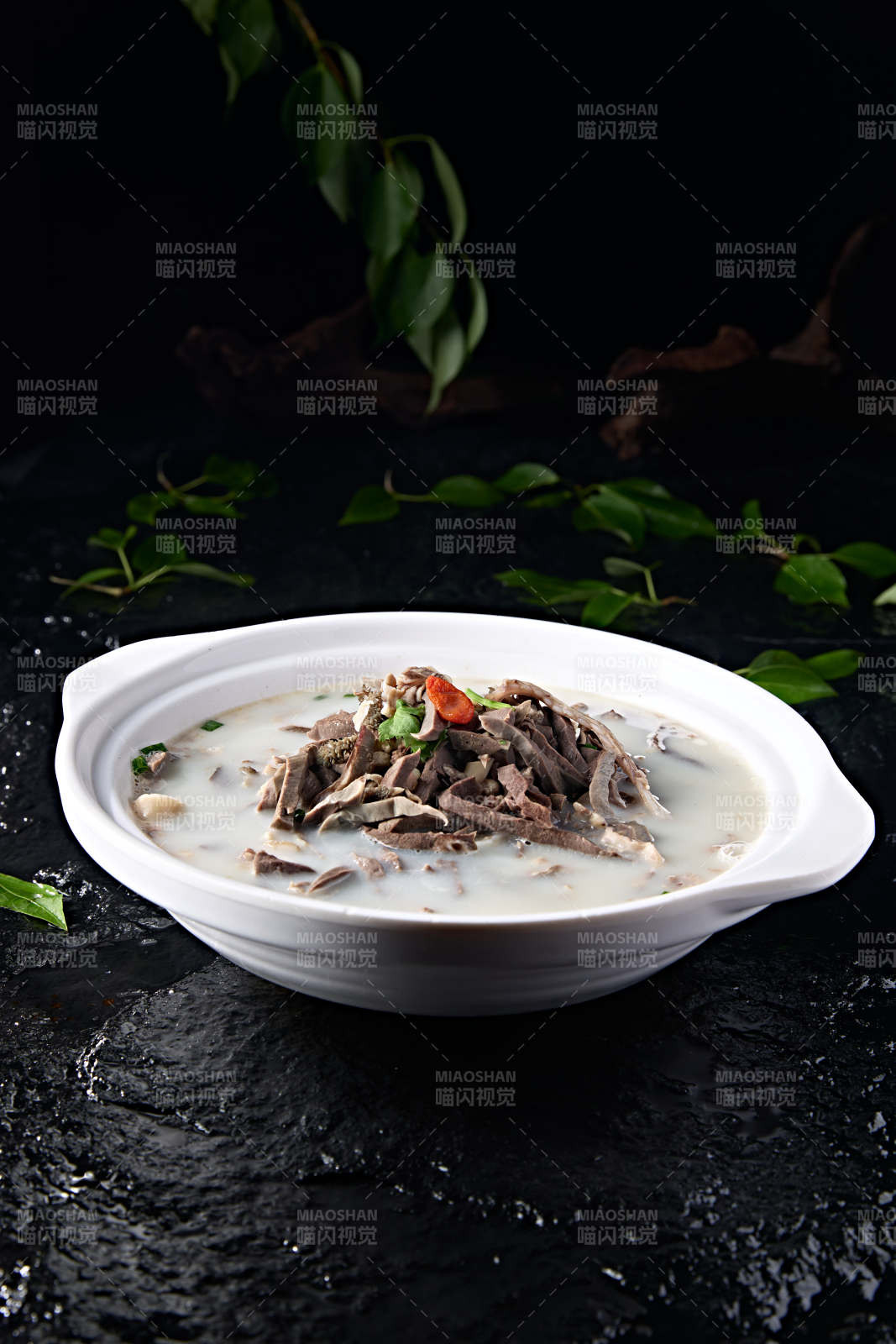 草原风味砂锅奶汤炖羊杂