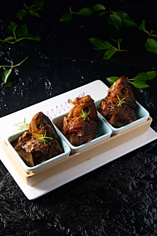 精美凉菜香酥野生高背鲫鱼