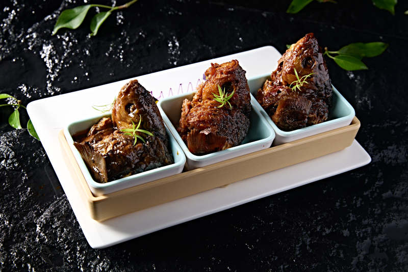 精美凉菜香酥野生高背鲫鱼