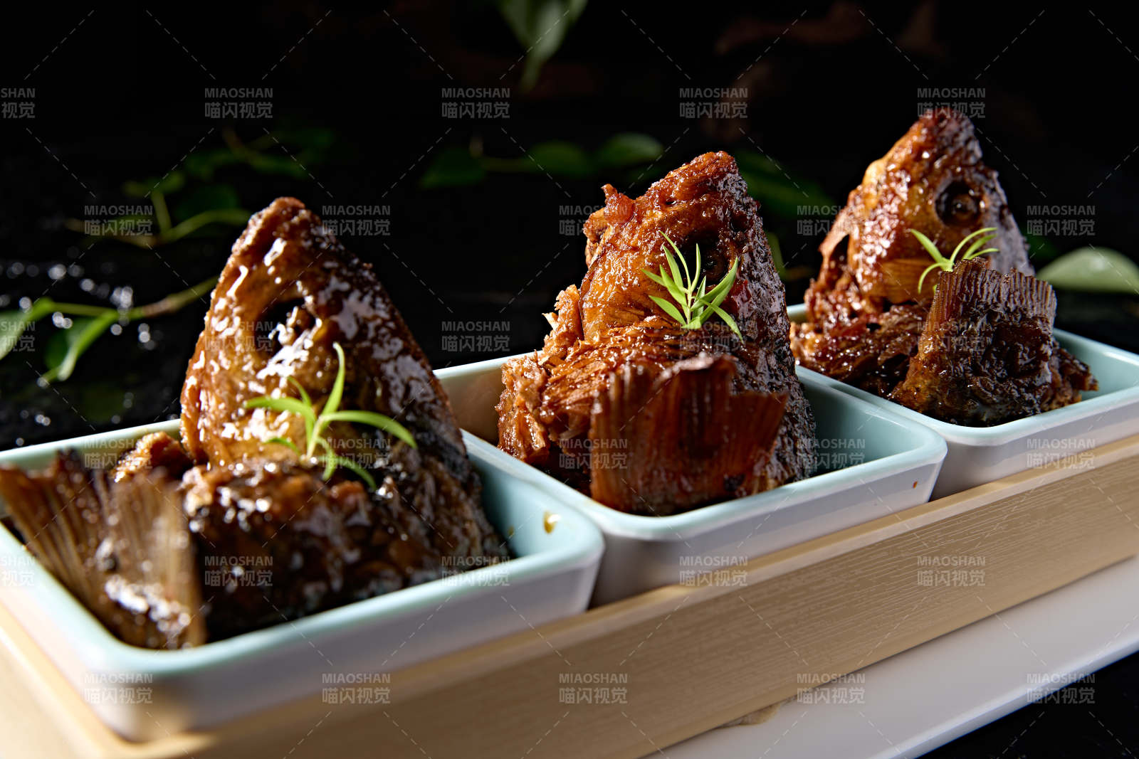 精美凉菜香酥野生高背鲫鱼