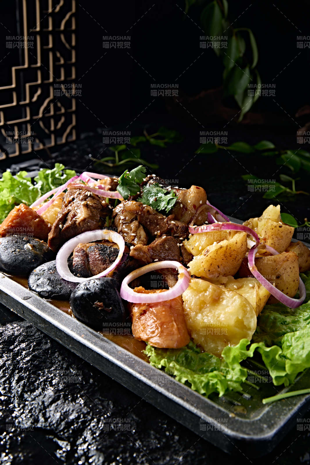 石烹鐵板洋蔥土豆胡蘿卜燴牛腱子肉