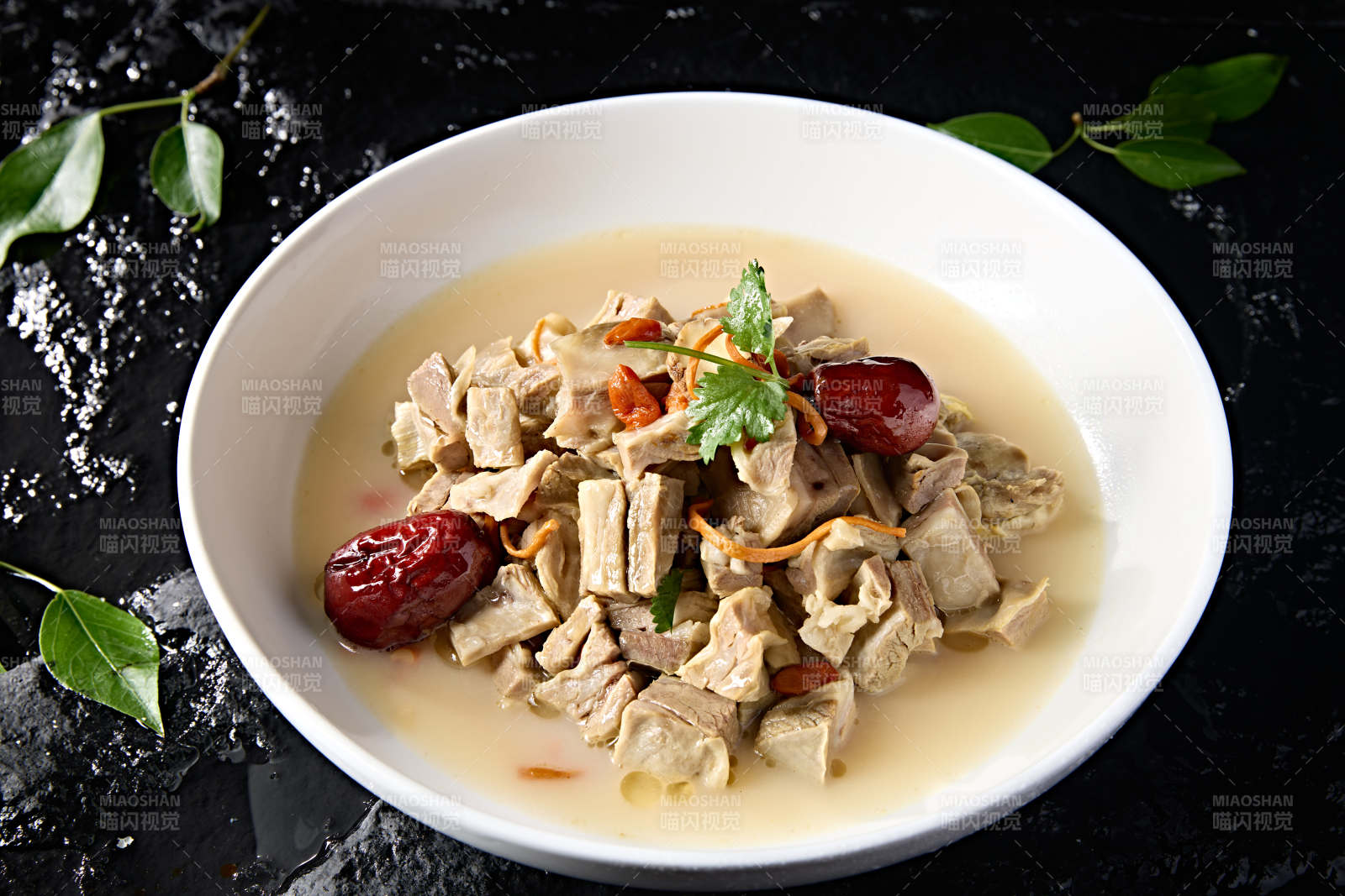 冬季滋補(bǔ)濃湯蟲草花枸杞紅棗燉羊五花肉