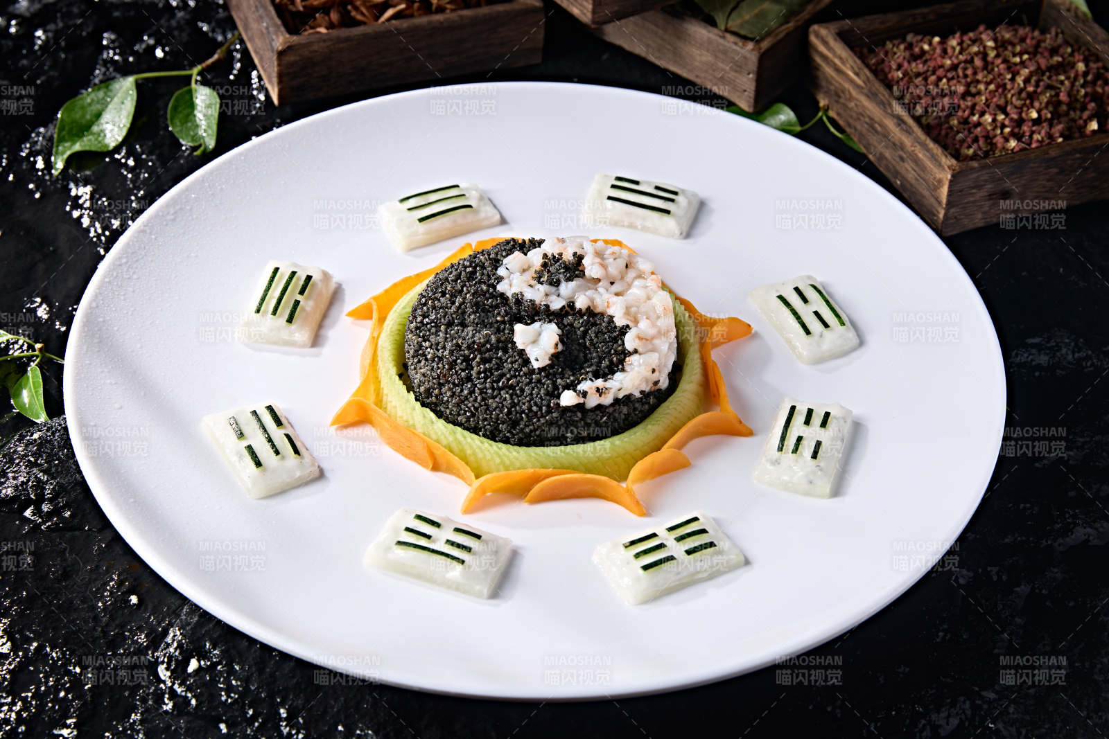 阴阳八卦太极图案的藜麦饭拌虾肉糜