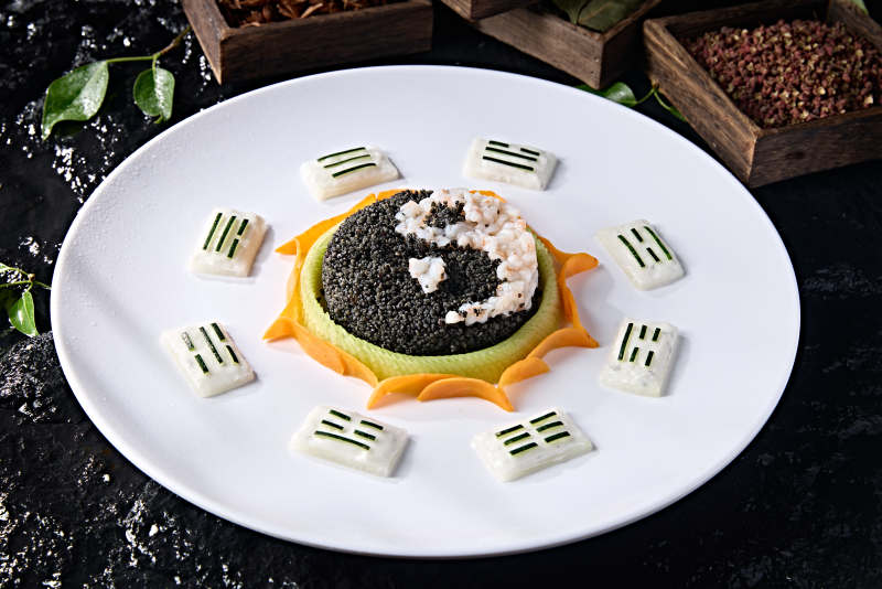 阴阳八卦太极图案的藜麦饭拌虾肉糜
