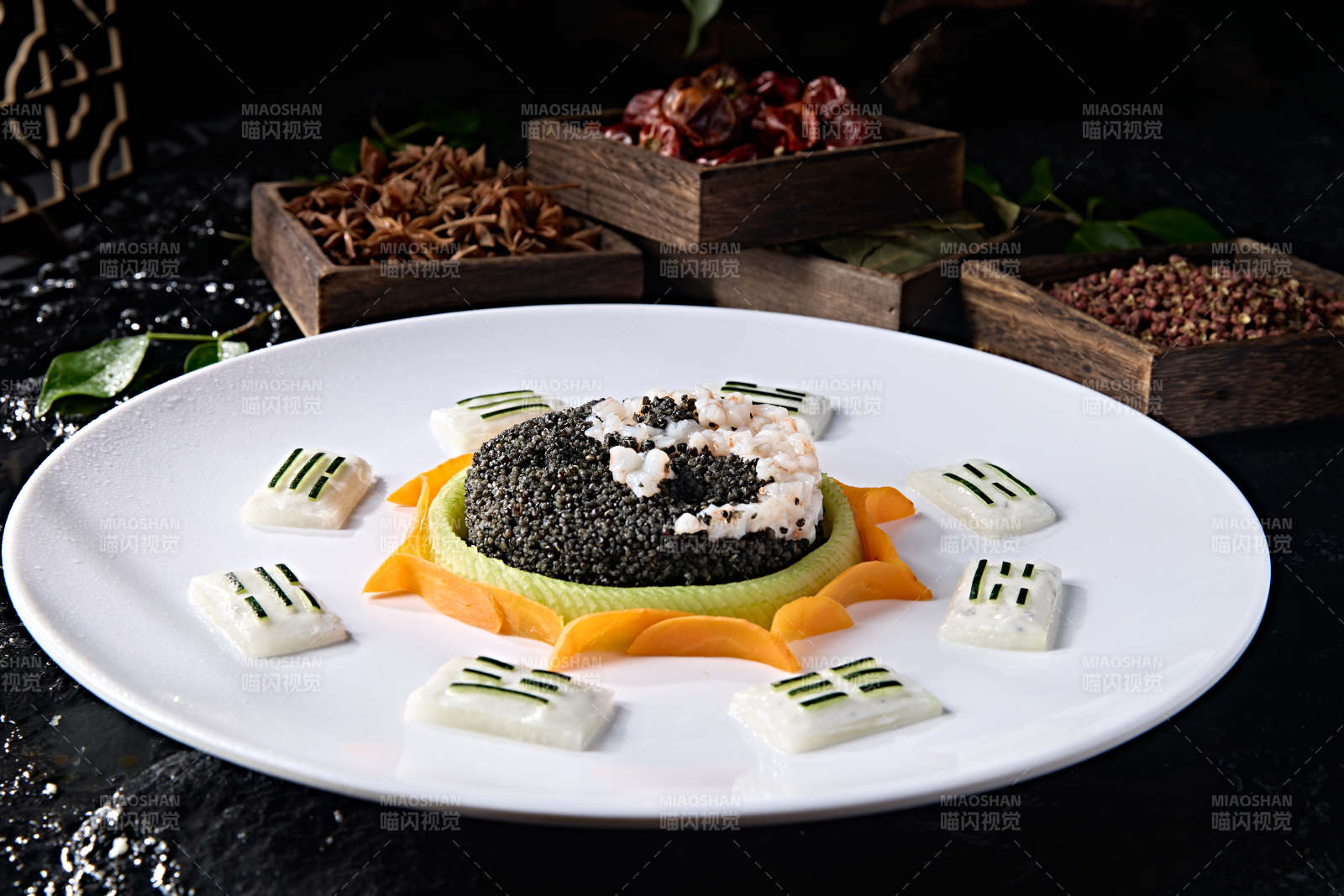 阴阳八卦太极图案的藜麦饭拌虾肉糜