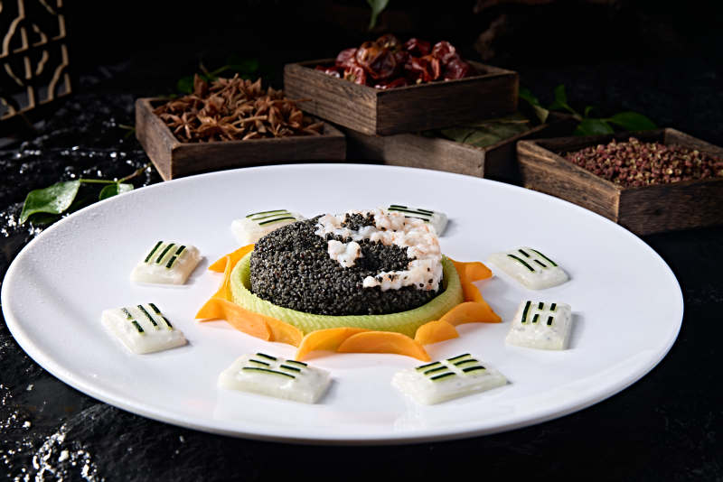 阴阳八卦太极图案的藜麦饭拌虾肉糜