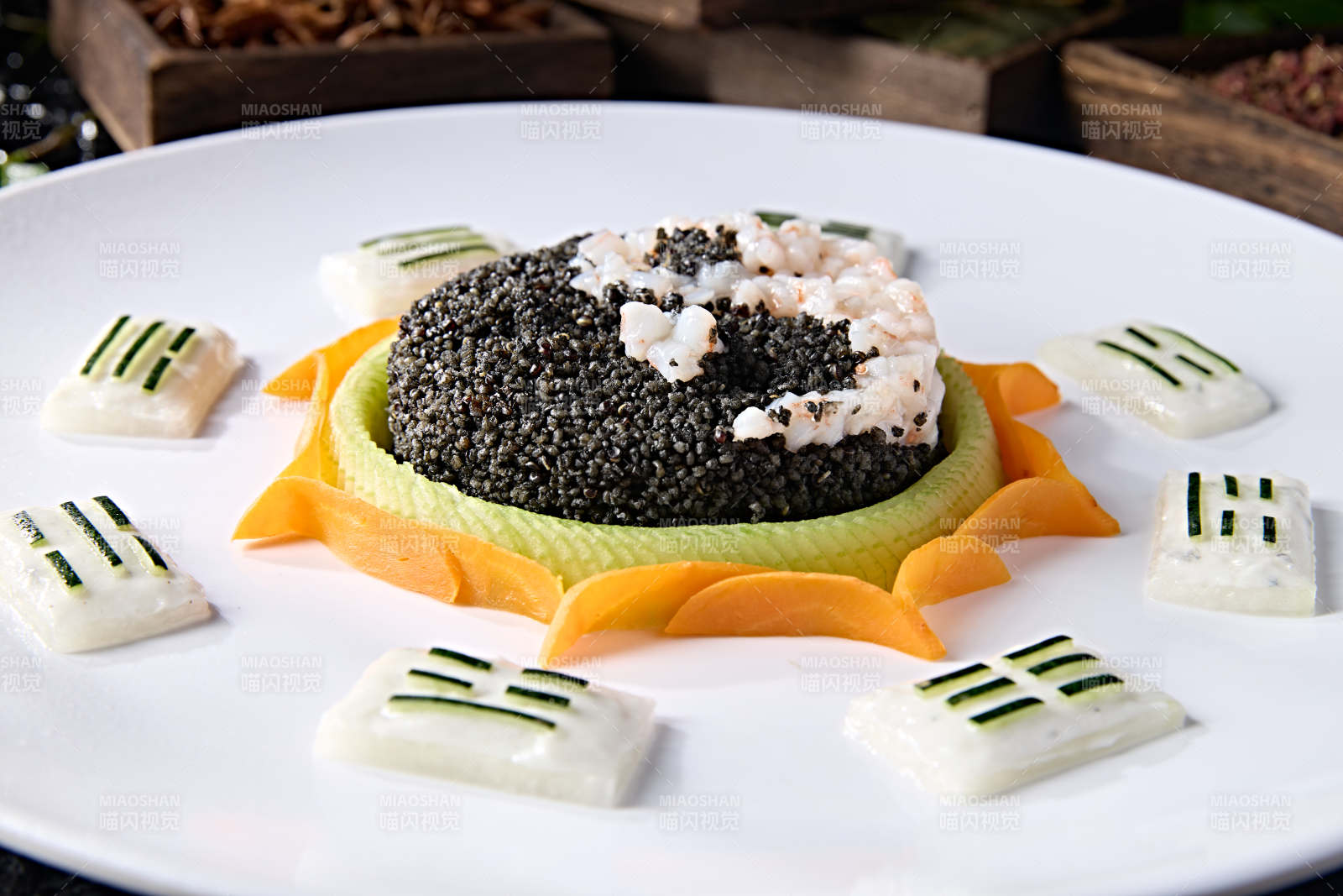 阴阳八卦太极图案的藜麦饭拌虾肉糜