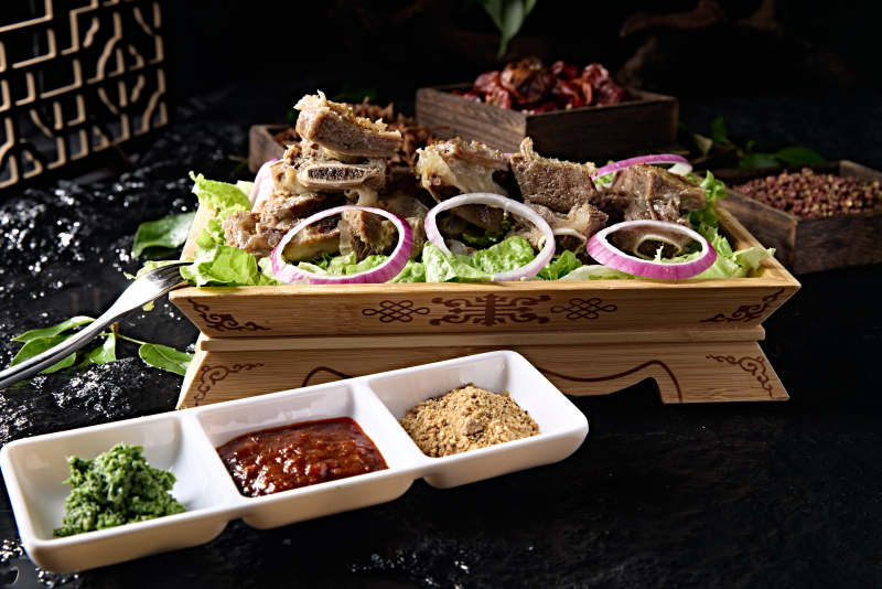 草原蒙族传统美食手把羊排