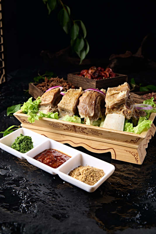 草原蒙族传统美食手把羊排
