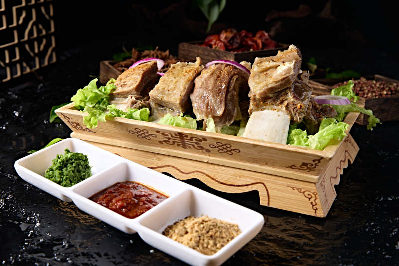 草原蒙族传统美食手把羊排