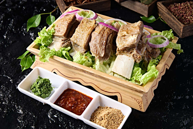 草原蒙族传统美食手把羊排