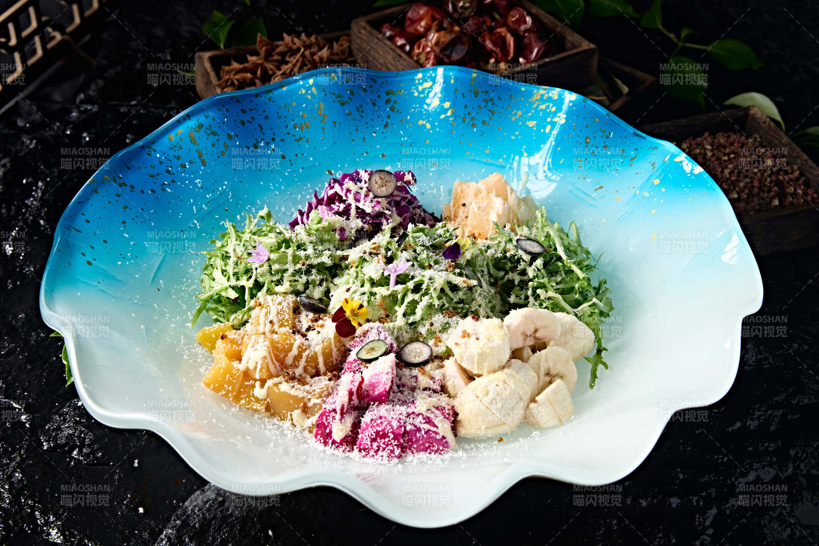 椰蓉撒粉金槍魚肉果蔬拌沙拉