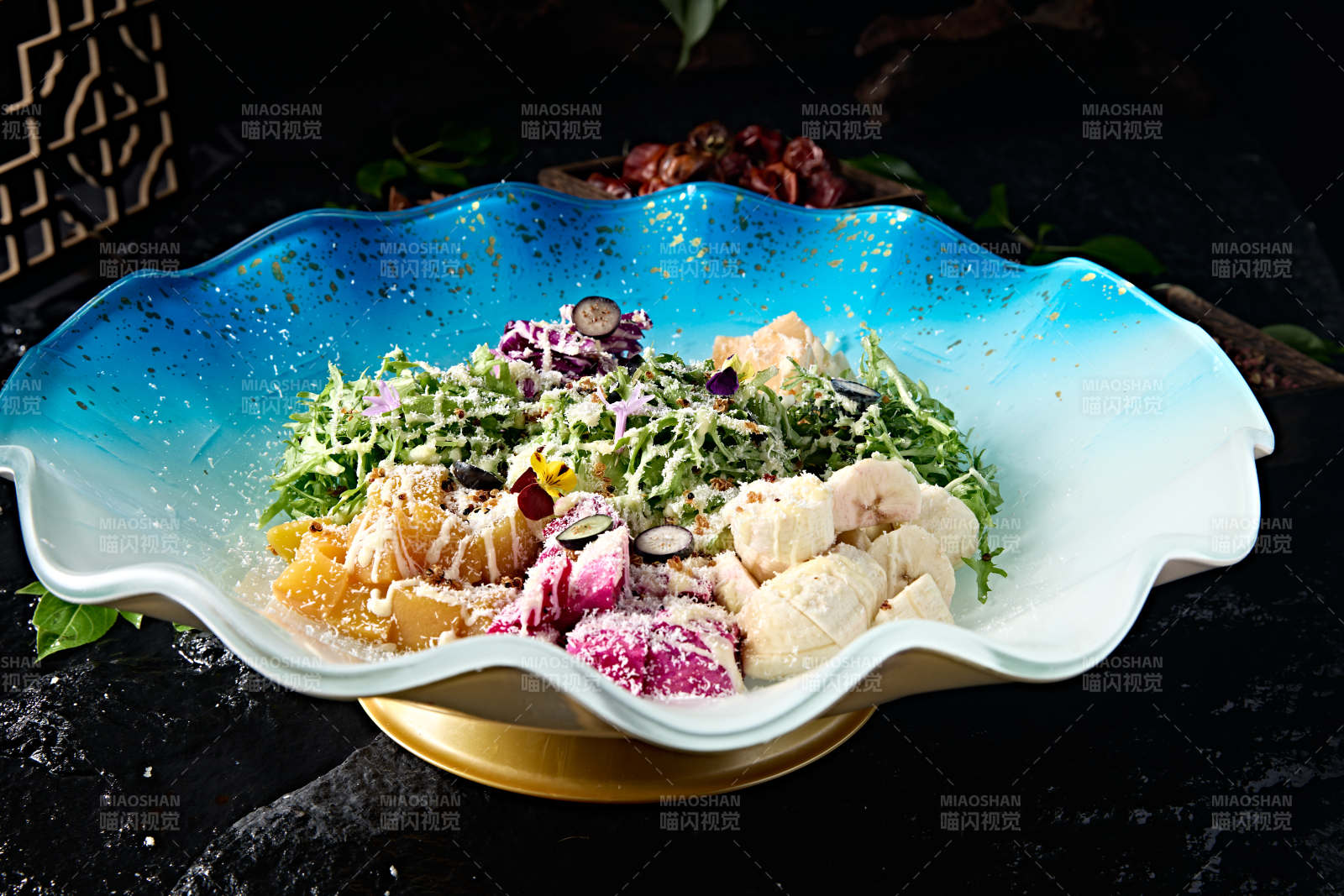 椰蓉撒粉金槍魚肉果蔬拌沙拉