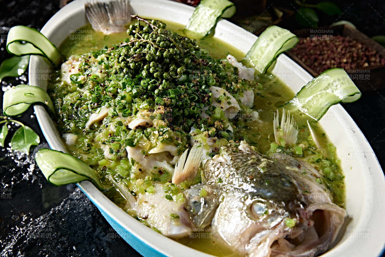 酸汤青椒葱香海鲈鱼图片