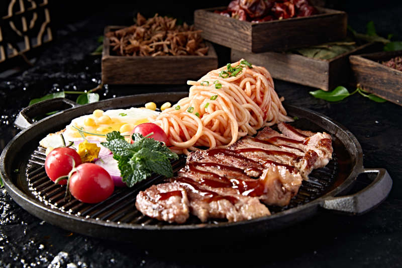 西餐没事煎安格斯牛排配番茄意面