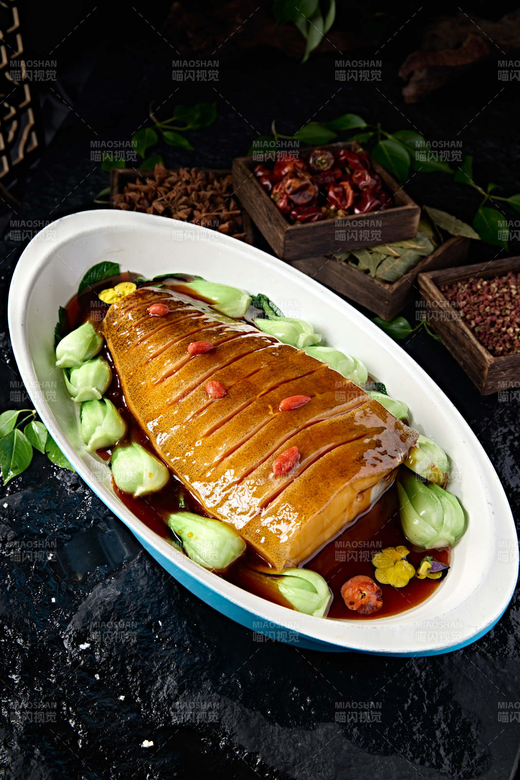高端美食浇汁红烧鲽鱼身