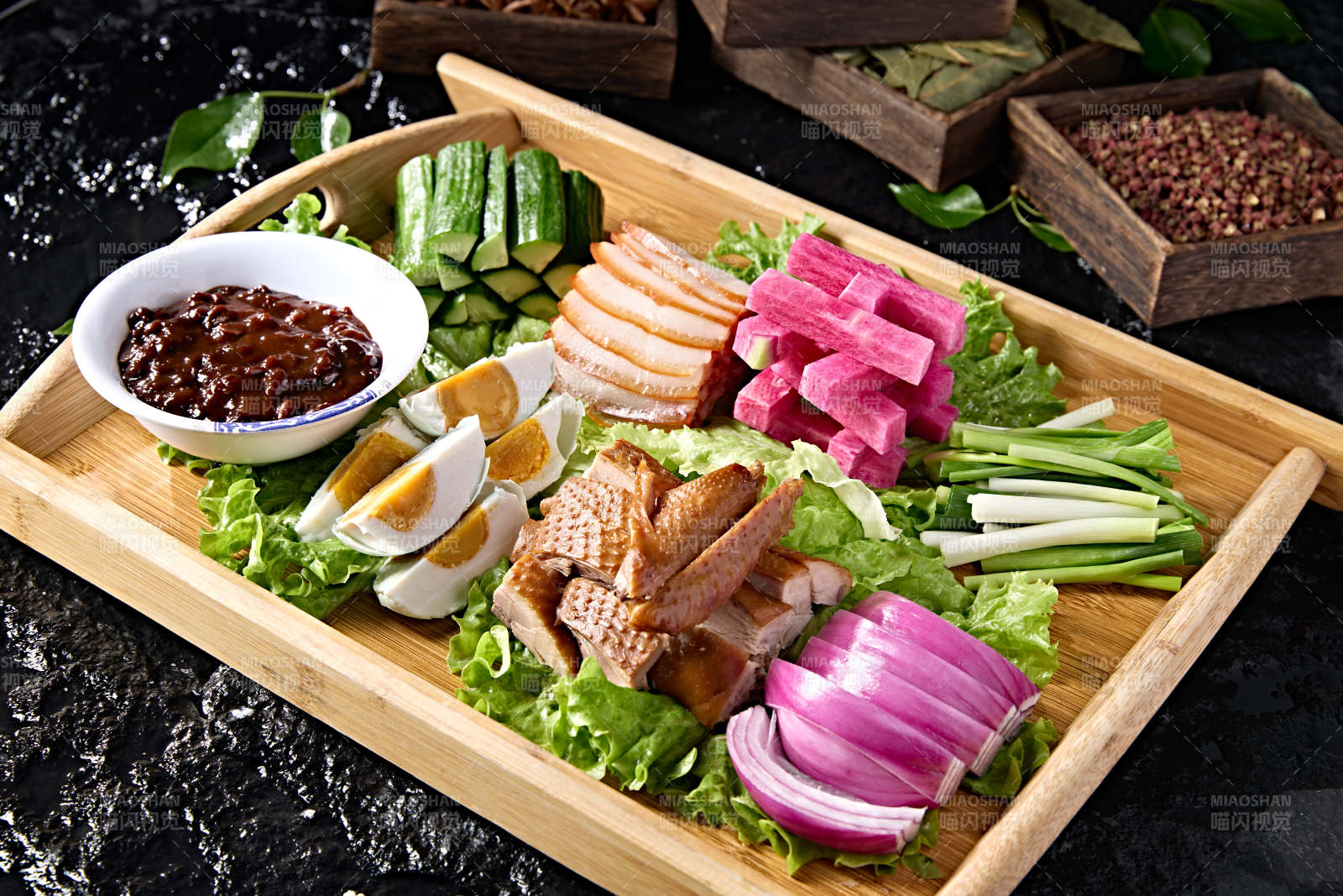 农家荤素搭配蘸酱菜拼盘