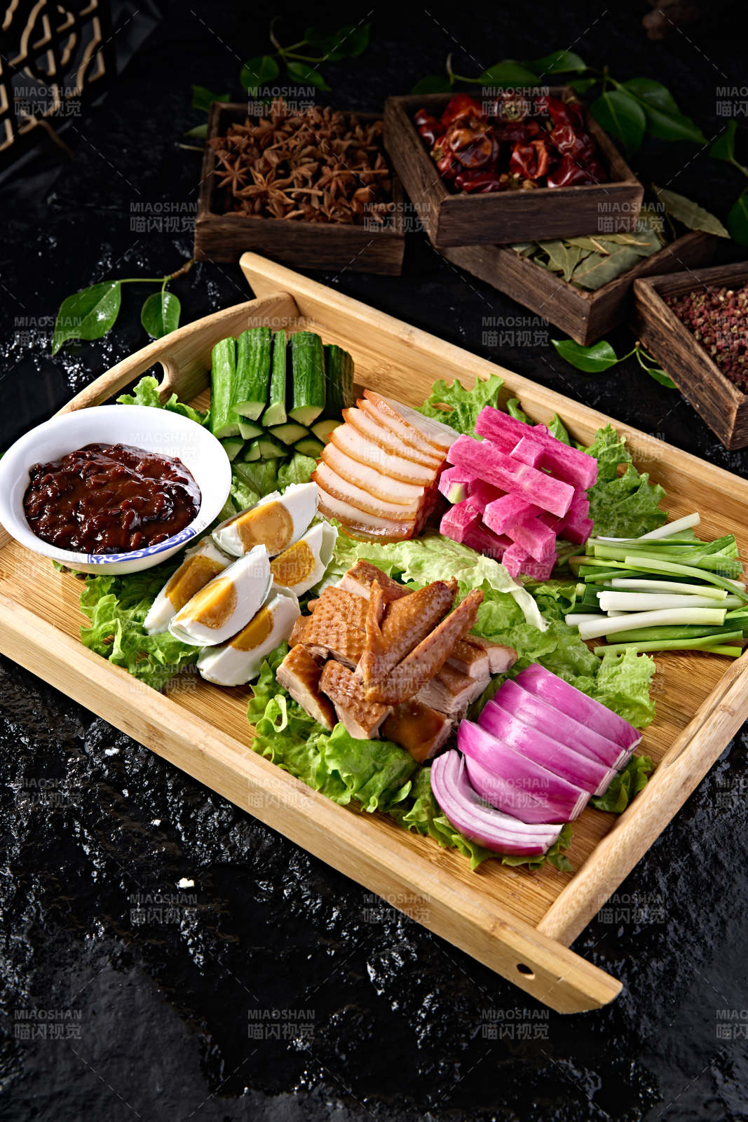 农家荤素搭配蘸酱菜拼盘