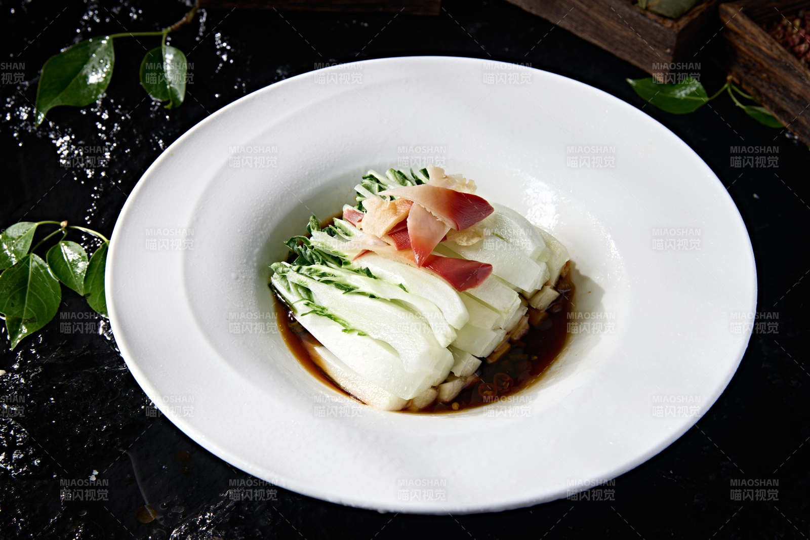 浇汁北极贝尖配奶白菜芯