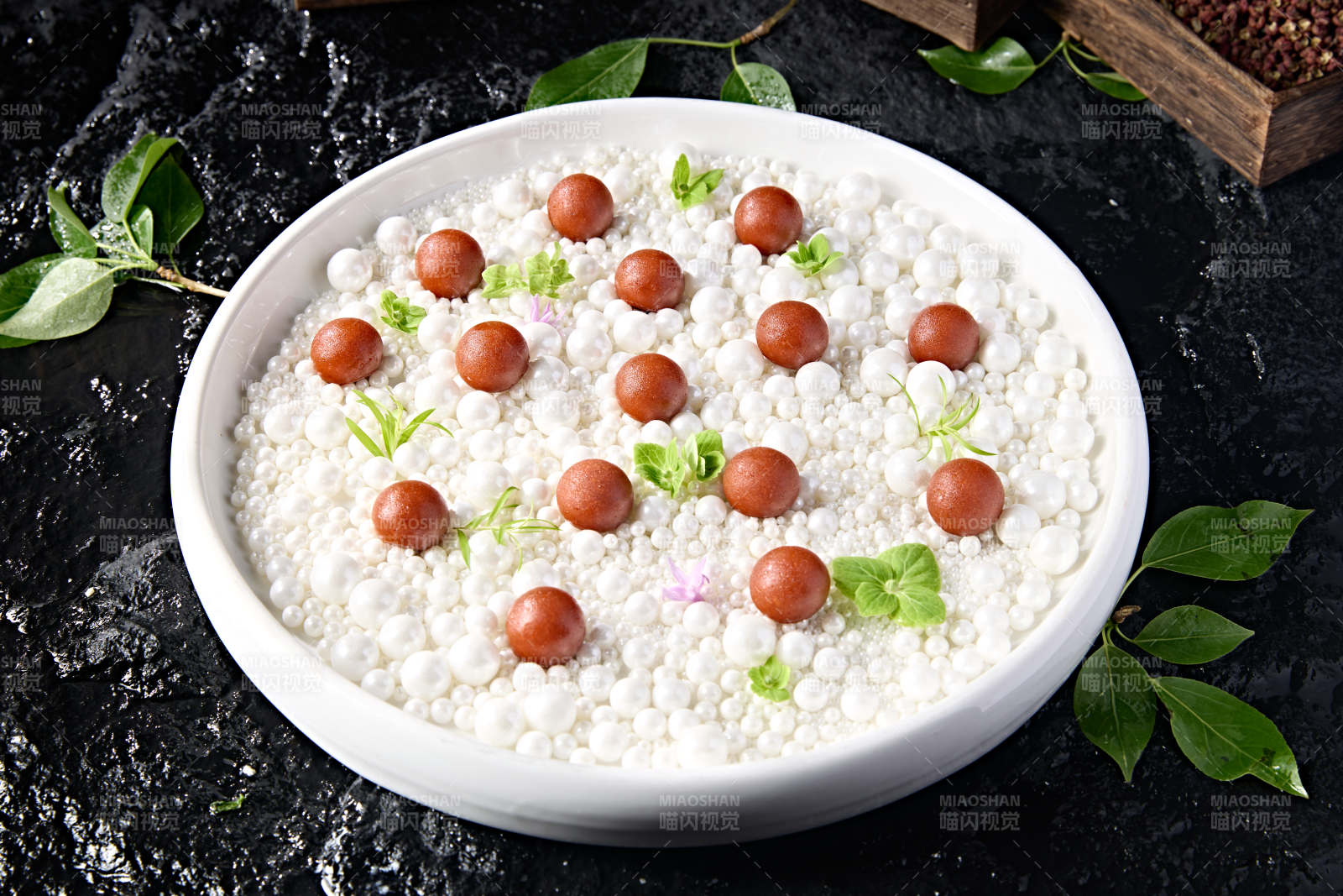 地方特色美食珍珠白玉琥珀山楂带黄球