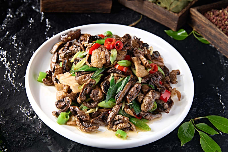 蒜苗辣炒干制口蘑五花肉