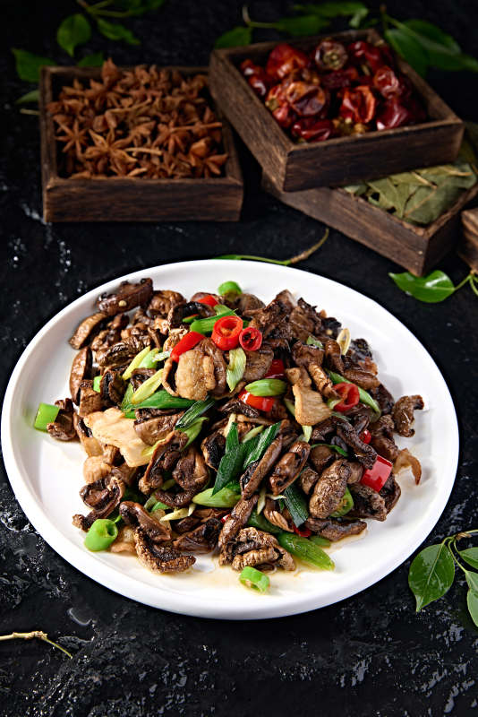 蒜苗辣炒干制口蘑五花肉