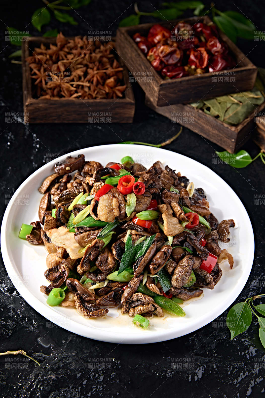 蒜苗辣炒干制口蘑五花肉