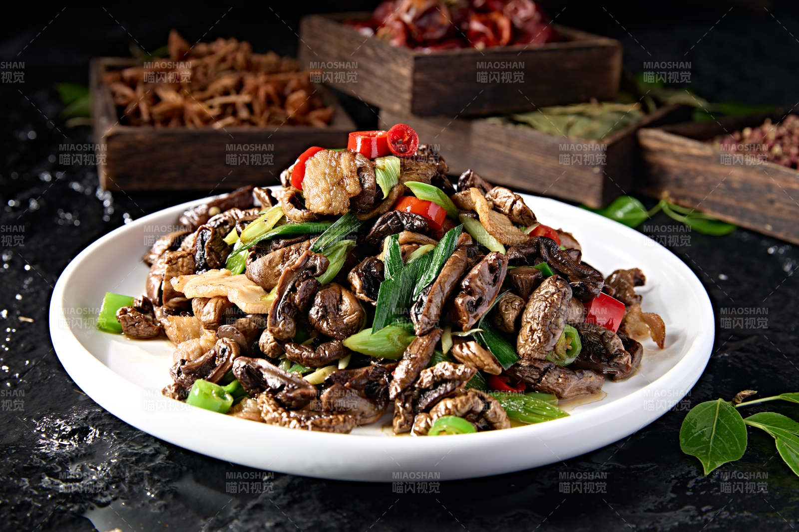 蒜苗辣炒干制口蘑五花肉