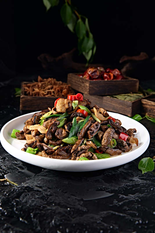 蒜苗辣炒干制口蘑五花肉