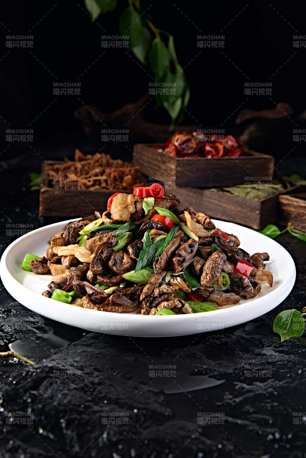 蒜苗辣炒干制口蘑五花肉