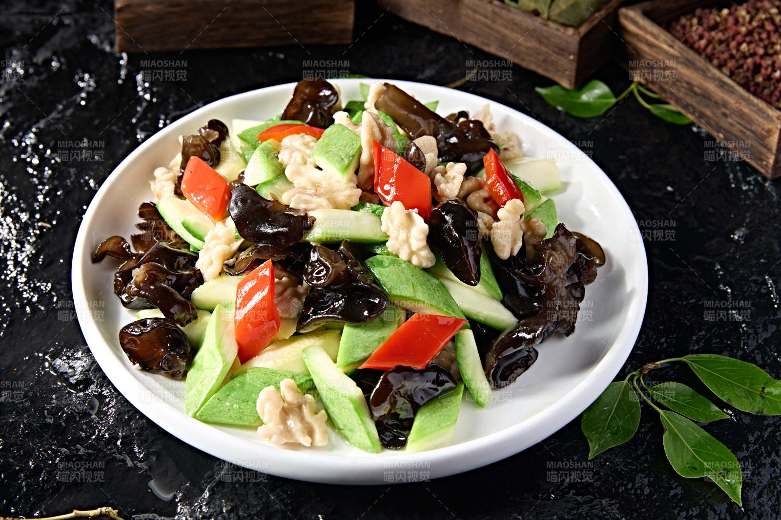 合炒西葫蘆木耳彩椒炒桃仁