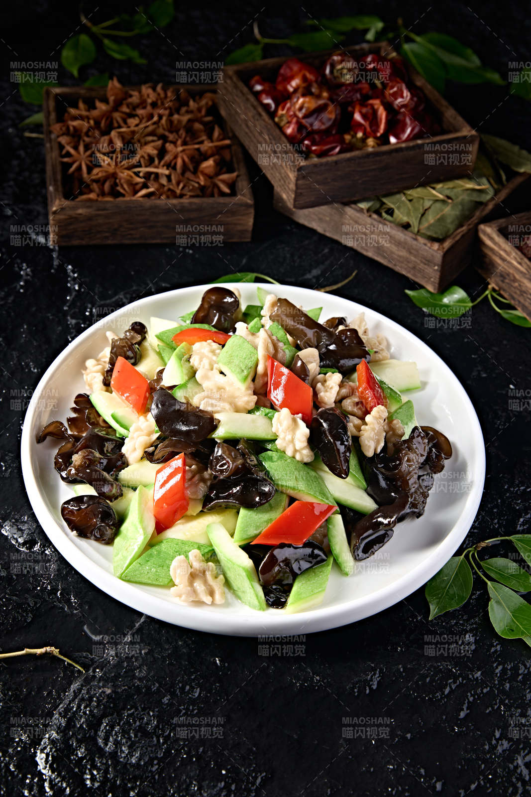 合炒西葫蘆木耳彩椒炒桃仁