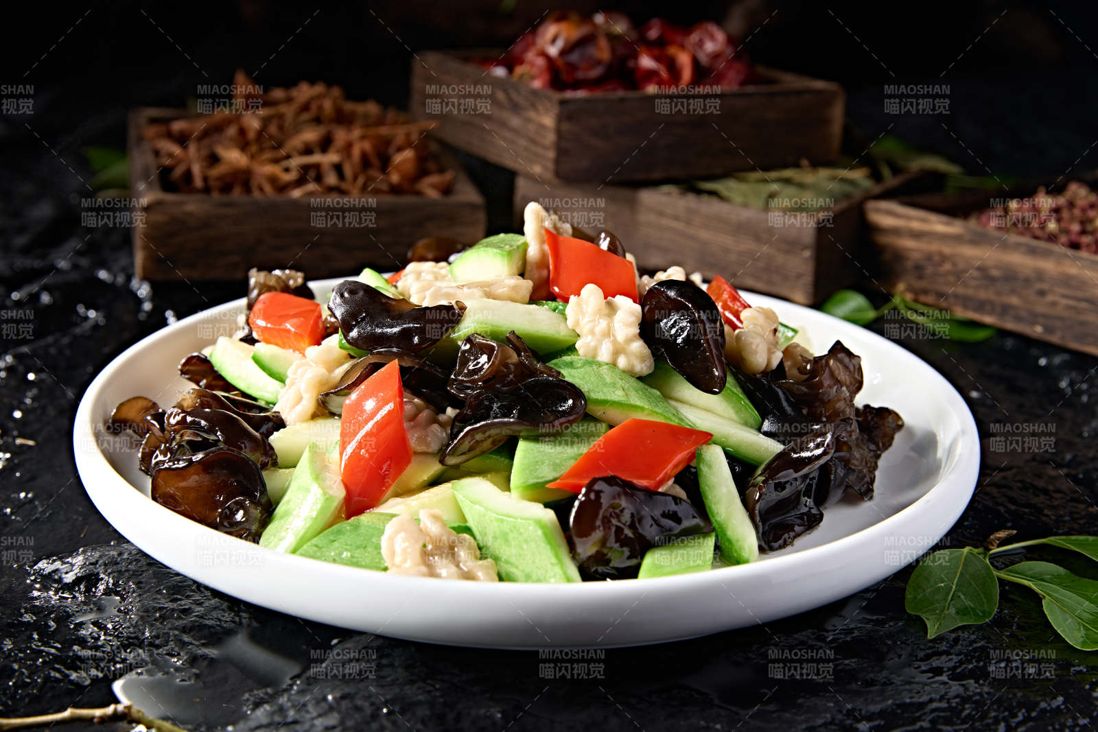 合炒西葫蘆木耳彩椒炒桃仁