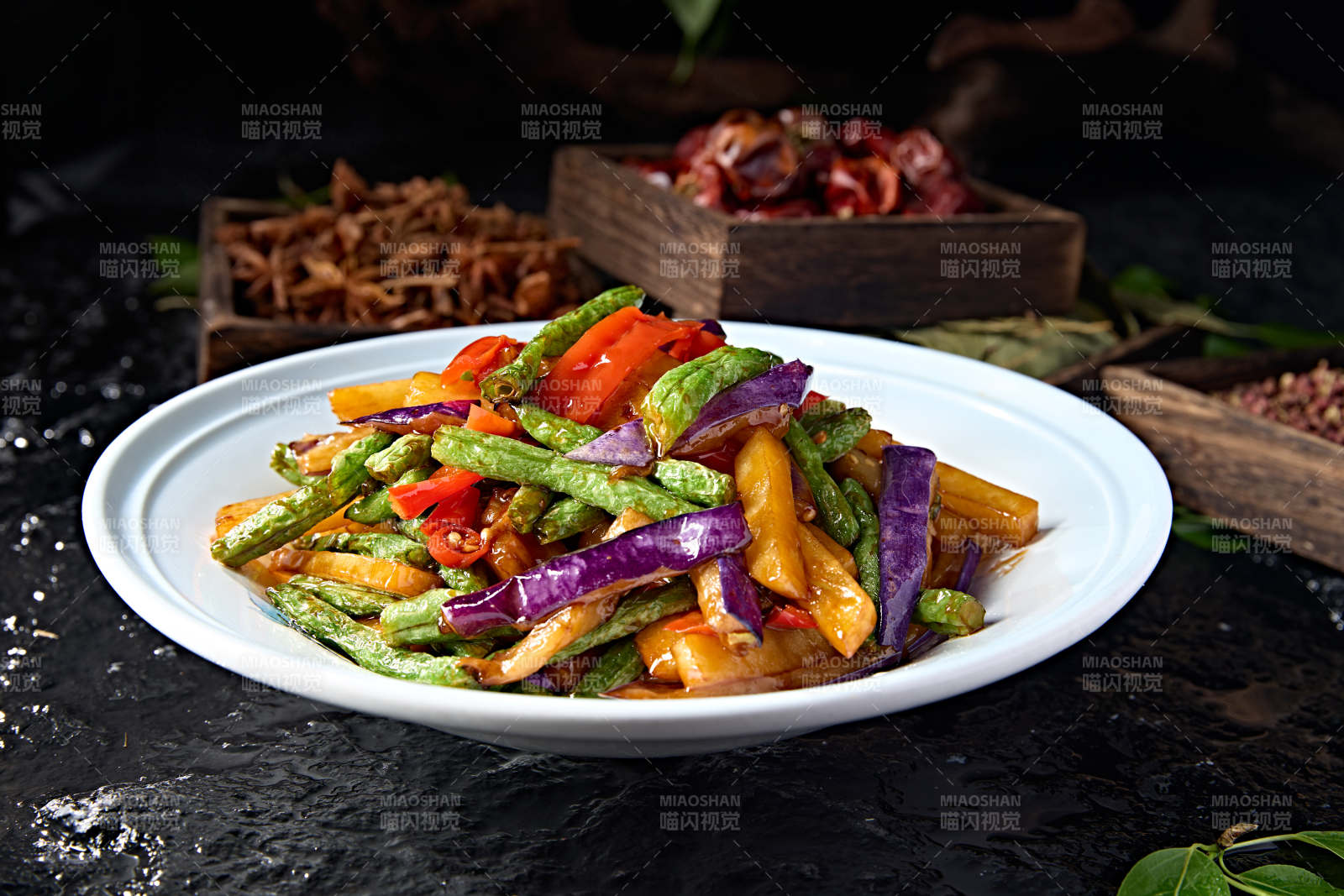 中餐素合炒彩椒豆角土豆烧茄子