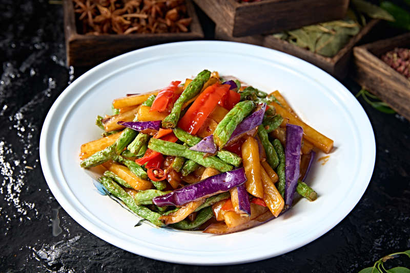 中餐素合炒彩椒豆角土豆烧茄子