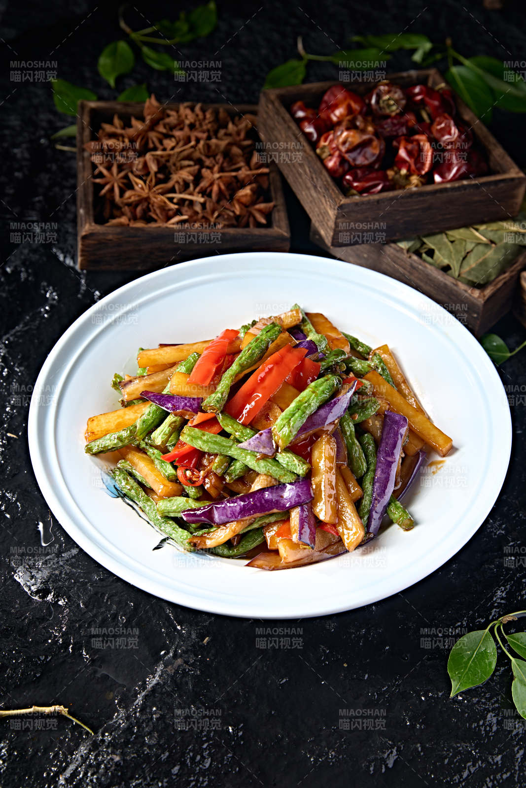 中餐素合炒彩椒豆角土豆烧茄子